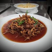 une assiette blanche de nourriture sur une table dans l'établissement Hotel & Gasthof zur Post, à Neumarkt-Sankt Veit