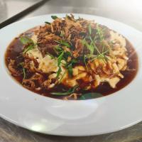 un bol de nourriture sur une assiette blanche dans l'établissement Hotel & Gasthof zur Post, à Neumarkt-Sankt Veit