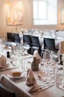 uma longa mesa com copos de vinho e guardanapos em Långholmen Hotell em Estocolmo