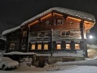 ヴァルスにあるB&amp;B Gassa 95の夜雪に覆われた木造家屋