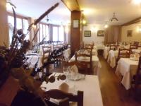 Restaurace v ubytování Hotel Llacs De Cardos