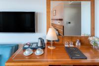 Televízia a/alebo spoločenská miestnosť v ubytovaní Hotel Plaža