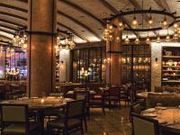 Un comedor con mesas, sillas y candelabros. en The Cove at Atlantis, en Nassau