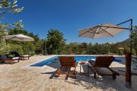 Bazén v ubytovaní Villa Melita - Heated pool within Nature Park alebo v jeho blízkosti