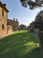 A garden outside Agriturismo Aia Leccioni