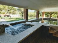 una piscina con una fuente en una casa en Apart &amp; Cabañas &quot;Cañada del Sauce&quot;, en Nono