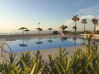 Bazén v ubytování Casitamar frontline beach house rental Casares Costa near Estepona nebo v jeho okolí