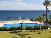 Bazén v ubytování Casitamar frontline beach house rental Casares Costa near Estepona nebo v jeho okolí