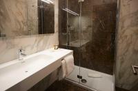 A bathroom at Hotel Concord