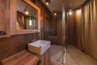 Kúpeľňa v ubytovaní Glamping Tents and Mobile Homes Trasorka