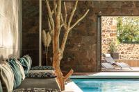 una habitación con una piscina y un árbol al lado en Clos l&#39;Abbe, Piscine &amp; Spa - Demeure de Prestige, en Ouville