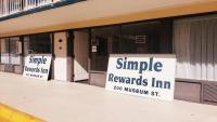 dos letreros en las puertas delanteras de un edificio en Simple Rewards Inn, en Hilton Head Island