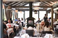 un groupe de personnes assises à des tables dans un restaurant dans l'établissement Ethno Houses Plitvice Lakes Hotel, à Plitvica selo