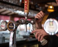 ein Barkeeper füllt ein Glas an einer Bar in der Unterkunft Natuurpoort van Loon in Loon op Zand