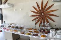 een tafel met veel verschillende soorten voedsel erop bij Apto Oka Beach Residence in Porto De Galinhas