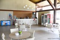 een restaurant met tafels en stoelen en een toonbank bij Apto Oka Beach Residence in Porto De Galinhas