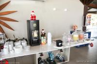 een keuken met een aanrechtblad waarop een drankdispenser staat bij Apto Oka Beach Residence in Porto De Galinhas