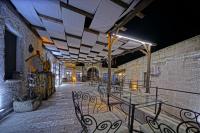 A restaurant or other place to eat at Emit Cave Hotel