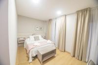 A bed or beds in a room at Hotel Roquiño