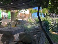 Vonkajšia záhrada v ubytovaní MAJA Stone House