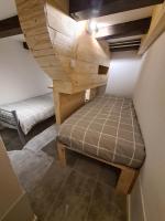 a room with two bunk beds in a room at Rijksmonument Havenzicht, met zeezicht, ligging direct aan zee en centrum in Vlissingen