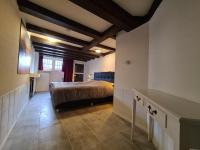 a bedroom with a bed in a room at Rijksmonument Havenzicht, met zeezicht, ligging direct aan zee en centrum in Vlissingen