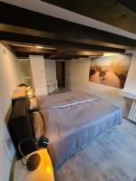 a bedroom with a bed and a painting on the wall at Rijksmonument Havenzicht, met zeezicht, ligging direct aan zee en centrum in Vlissingen