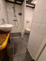 a bathroom with a sink and a shower and a toilet at Rijksmonument Havenzicht, met zeezicht, ligging direct aan zee en centrum in Vlissingen