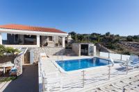 Bazén v ubytovaní Villa, Stone House with swimming pool & Sauna, Beach, Sevid alebo v jeho blízkosti
