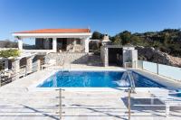 Bazén v ubytovaní Villa, Stone House with swimming pool & Sauna, Beach, Sevid alebo v jeho blízkosti