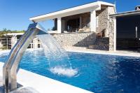 Bazén v ubytovaní Villa, Stone House with swimming pool & Sauna, Beach, Sevid alebo v jeho blízkosti