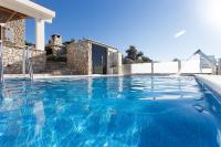 Bazén v ubytovaní Villa, Stone House with swimming pool & Sauna, Beach, Sevid alebo v jeho blízkosti