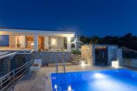 Bazén v ubytovaní Villa, Stone House with swimming pool & Sauna, Beach, Sevid alebo v jeho blízkosti