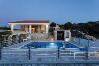 Bazén v ubytovaní Villa, Stone House with swimming pool & Sauna, Beach, Sevid alebo v jeho blízkosti