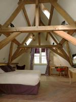 Un dormitorio con una cama en un ático en B&amp;B Saint-Sauveur Bruges, en Brujas