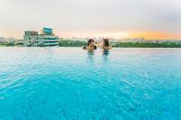 zwei Frauen im Infinity-Pool eines Hotels in der Unterkunft Hotel Day Plus Teascape in Chiayi