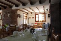 ein Esszimmer mit Tischen und Stühlen mit Weingläsern in der Unterkunft Agriturismo le Campanelle - Sicilia - Cefalù in Lascari