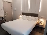 Cama o camas de una habitación en Hotel Lux Santiago