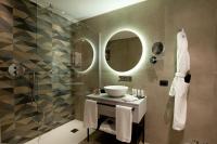 A bathroom at Duomo Hotel & Apartments