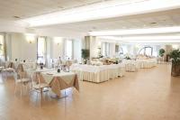 A restaurant or other place to eat at Hotel Concord