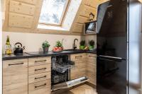 Kuchyňa alebo kuchynka v ubytovaní TatryTop Apartamenty Alpejski SPA