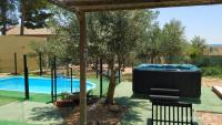 Bazén v ubytovaní Casas Rurales Villa Vicenta alebo v jeho blízkosti