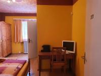 TV a/nebo společenská místnost v ubytování Hotel Klein Matterhorn