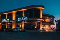 un edificio con auto parcheggiate di fronte di Edelweiss Holiday Residence Hotel Aqua & Spa a Trikomo