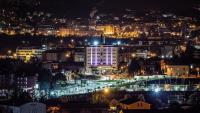 Una vista de una ciudad de noche con luces. en My Suite Hotel, en LʼAquila