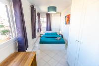 a small room with a bed and a table at Superbe 100m2 - 2 Balcons - Proche Gare - Climatisé in Marseille