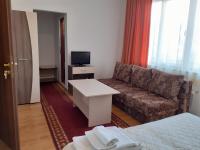 A television and/or entertainment centre at Gelov Hotel
