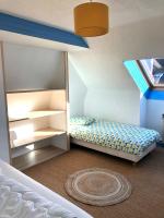 a bedroom with a bed and a bunk room with a bed sqor at Grand et Charmant 3 pièces Breton Saint Brieuc Centre in Saint-Brieuc