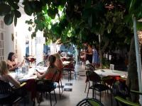 een groep mensen die aan tafels in een restaurant zitten bij Metaxa Apartments in Kavos