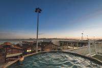 A piscina localizada em Sunset Destination Hostel ou nos arredores